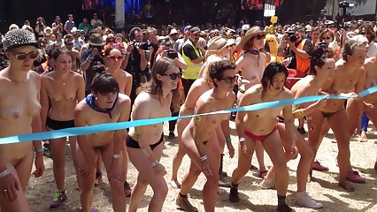 Primero consejos de maquillaje, luego coño! Lesbianas influyentes durante el sexo.