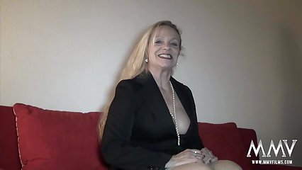 Chica de pelo negro follada con regordeta Möspen