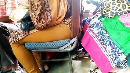 Jovencita con dulces colitas digitación de su coño.