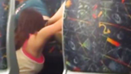Dos bocas gordas de burbujas chupan el glande