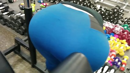 Milf con tetas monstruo le encanta la mierda en trío.
