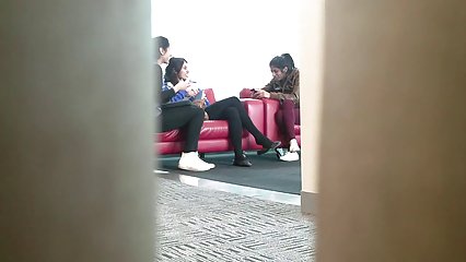 Joven latina se folla a sí misma con un consolador gigante