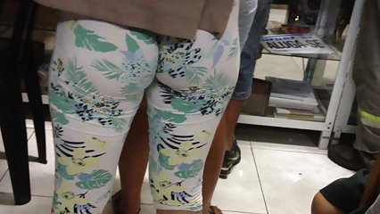 Amateur adolescente se masturba para la cámara al aire libre