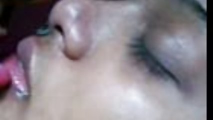 Chico joven folla a su joven novia española en el apretado coño