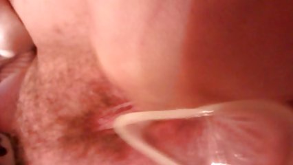 Ella experimentó su primer orgasmo a través de fuga de la lengua de una mujer