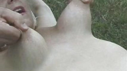 Putas tetonas folladas calientes en un trío